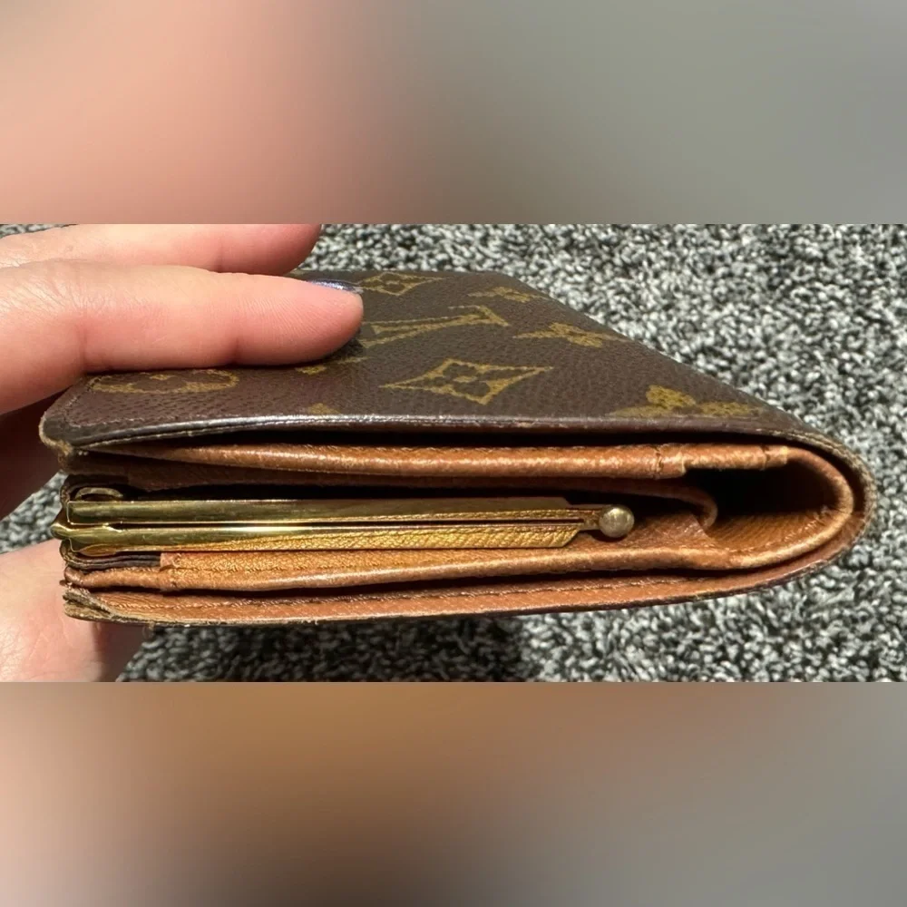 Louis Vuitton kiss lock monogram wallet